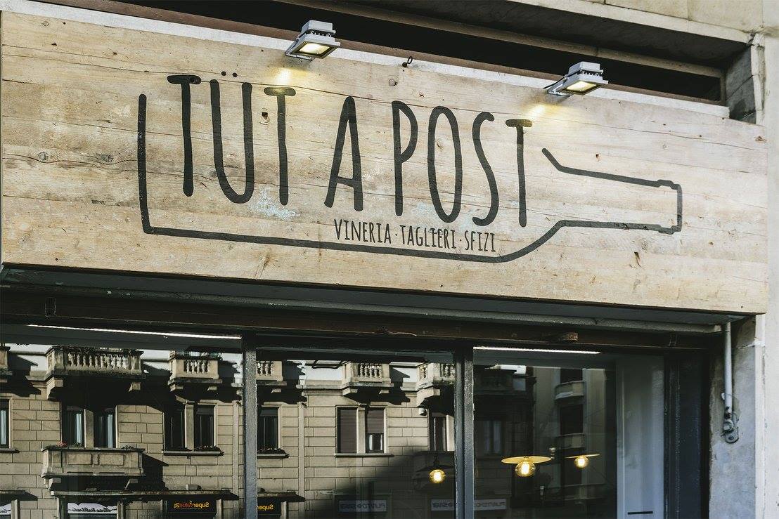 La vetrina della nostra piccola enoteca Tut a Post